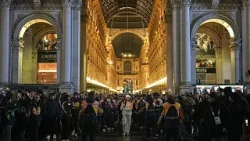 Megérkezett a téli olimpiai láng Milánóba, palesztinpárti tüntetők fogadták