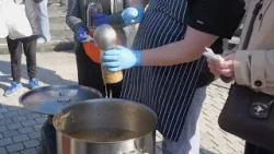 Akcja "Wielkanocna zupa dla potrzebujących" na jaworznickim rynku Akcja "Wielkanocna zupa dla potrzebujących" na jaworznickim rynku