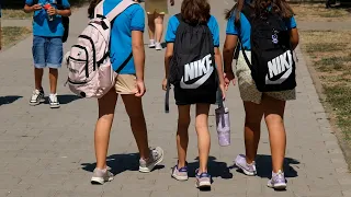Çanta të rënda, barrë mbi supet e nxënësve