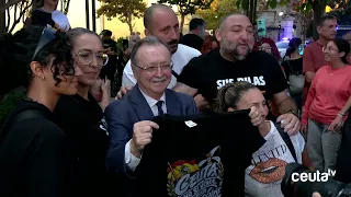 Vivas, con los acampados de Plaza de los Reyes: "Aquí hay un pueblo que no se va a rendir"