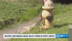 Бригады ремонтируют поврежденный водопровод возле шоссе 71 в Форт-Смите.