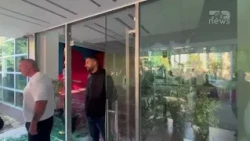 Top News- Protestuesit thyejnë xhamat e selisë së PS, tensione dhe përplasje me efektivët e policisë