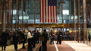 Macron, Trump Tower'a gitmek için kalabalık New York sokaklarında yürüdü