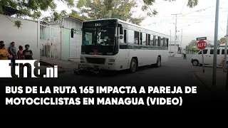 ¡Impacto quedó en cámaras! Bus de la 165 choca contra pareja de motociclistas en Managua