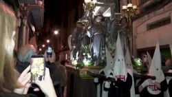 Milers de persones presencien la processó del Sant Enterrament Milers de persones presencien la processó del Sant Enterrament