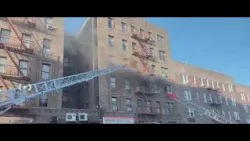 Жители многоквартирного дома в Бронксе остались без крова в результате второго пожара. Жители многоквартирного дома в Бронксе остались без крова в результате второго пожара.