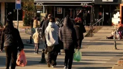 Zbritjet e festive, disa të kënaqur, të tjerë kërkojnë ulje më të mëdha Zbritjet e festive, disa të kënaqur, të tjerë kërkojnë ulje më të mëdha