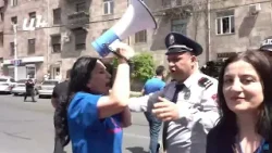 Ոստիկանները ուժով բացեցին Երևանում ՆԳՆ շենքի հարևանությամբ փակ փողոցը
