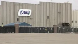 Около 4000 рабочих бастуют на заводе JBS.