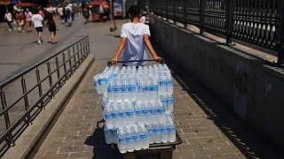 L’Union européenne va-t-elle bientôt interdire les packs de bouteilles d’eau ?