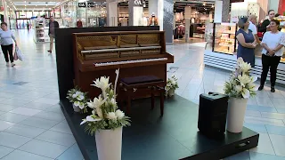 Közösségi pianínó a Plázában