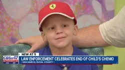 Пятилетнюю девочку сопровождают по территории Сан-Марко после завершения курса химиотерапии.