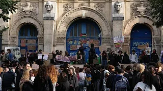 Centenas de escolas secundárias encerram com novos protestos contra más condições em França