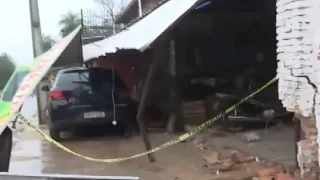 Vehículo chocó contra una frutería del barrio Caaguazú en Ñemby