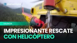Espectacular rescate en helicóptero de un conductor que se despeñó con su coche