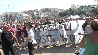 Pozzuoli, la rabbia dei terremotati in corteo: "Abbandonati dallo stato. Vergogna"