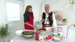 România în bucate: Ciorbă de perisoare din carne de lup, plachie și salată din icre (@TVR Timişoara)