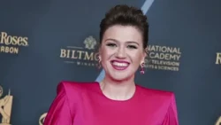 Why Kelly Clarkson is feuding with a New York City store