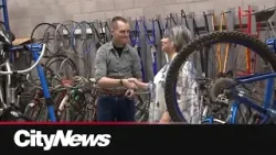 Новая программа ремонта велосипедов позволяет детям Калгари продолжать кататься на велосипедах.