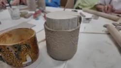 Seniori tvorili výrobky z hliny