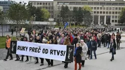 Словакия: сотрудники телеканала RTVS пришли на работу в черном