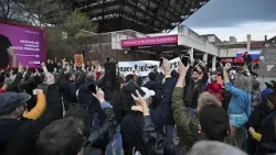 Élőlánccal tüntettek Pozsonyban a közmédia függetlenségéért