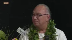 За кулисами театра Merrie Monarch: преподаватель танцев Хауэл «Чинки» Махоэ младший.