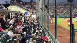 Серия матчей между командами, соперничающими на шоссе 99, в самом разгаре на бейсбольном стадионе...