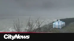 Сильные дожди привели к объявлению эвакуации жителей домов в районе реки Чилливак. Сильные дожди привели к объявлению эвакуации жителей домов в районе реки Чилливак.