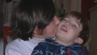 Elon University alum who lost mother uses scholarship to help students deal with death of parents
