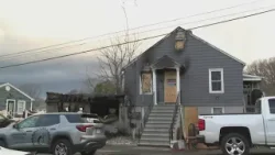 Низкое давление в гидрантах создало трудности для пожарных Уотербери во время ночного пожара в доме. Низкое давление в гидрантах создало трудности для пожарных Уотербери во время ночного пожара в доме.