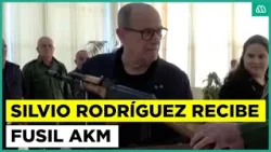 Silvio Rodríguez recibe fusil AKM tras pedir defender a Cuba de EEUU
