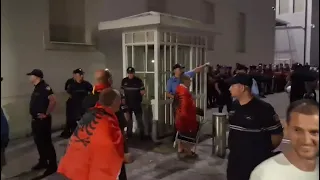 Revolta e 105 kundër Ramës/ Pas mbylljes së fjalimeve, protestuesit rrethojnë Kryeministrinë
