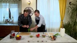 România în bucate: Caras umplut cu dovlecei, pe pat de legume coapte în cuptor (@TVR Tg Mureş)