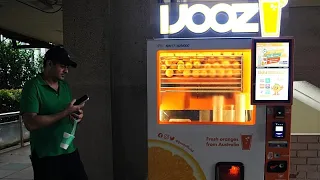 Multan en Singapur a un joven francés por una broma viral tras devolver una pajita usada