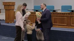 Глава Владивостока Константин Шестаков вручил сертификаты на приобретение жилья молодым семьям. Глава Владивостока Константин Шестаков вручил сертификаты на приобретение жилья молодым семьям.