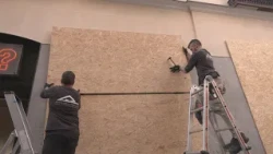 Miedo a los saqueos en Madrid: los comerciantes protegen sus negocios