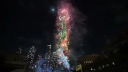 ???На башне Бурдж-Халифа состоялось новогоднее световое шоу ???На башне Бурдж-Халифа состоялось новогоднее световое шоу