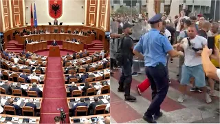 SEANCA E PARË/ Deputetët u pritën me protesta teksa u rikthyen në Kuvend për nisjen e sesionit të ri