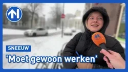 Stadjers bikkelen zich een weg door de sneeuw