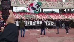 "Lotta fino alla fine", tifosi del Bari a sostegno della squadra: cori e canti al San Nicola