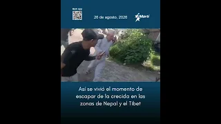 Hombre intenta escapar de una crecida repentina en Nepal