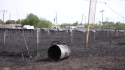 Сильный ветер раздувает пожар, уничтоживший два поля для детской бейсбольной лиги в Марлине.