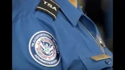 Сотрудники TSA возобновят получение зарплаты после распоряжения Трампа.