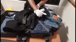 Detienen mujer en el AILA con 16 láminas de presunta cocaína