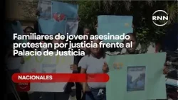 Familiares de joven asesinado en 27 de Febrero protesta por justicia frente al Palacio de Justicia