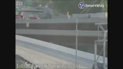 В воскресенье вечером перевернувшийся грузовик перекрыл движение по южной полосе трассы I-55.