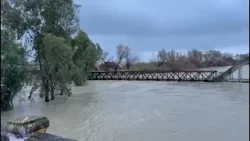 Vjosa del sërish nga shtrati/ Përmbytet pazari i vjetër, punohet për argjinaturën| ABC News Albania