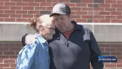 Пациент, перенесший пересадку сердца, поднимает флаг в медицинском центре Арнот-Огден.