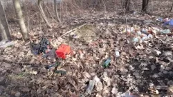 Śmieci przy velostradzie i pęknięcia w aslfalcie